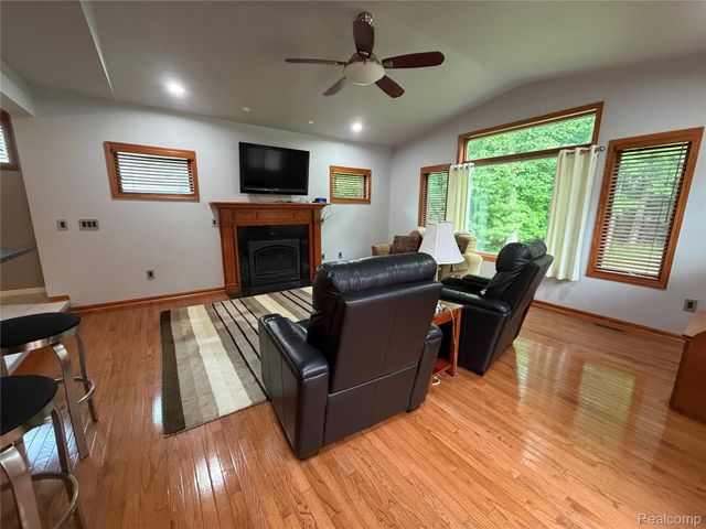 490 Cove View Drive, Waterford Charter Township, MI 48327