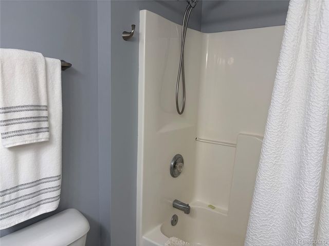 490 Cove View Drive, Waterford Charter Township, MI 48327