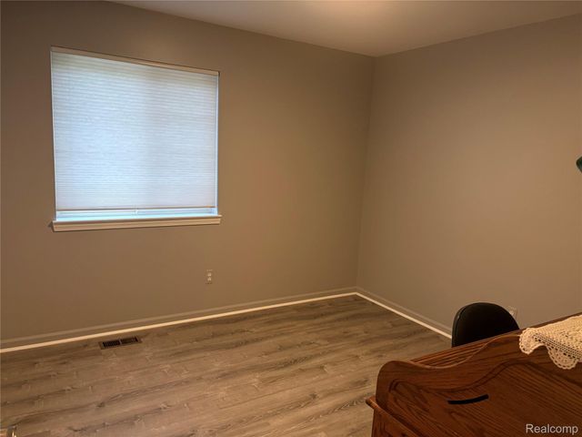 490 Cove View Drive, Waterford Charter Township, MI 48327