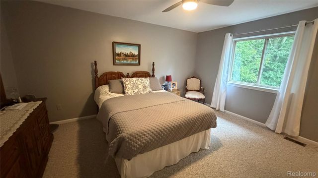 490 Cove View Drive, Waterford Charter Township, MI 48327