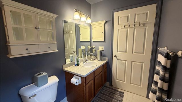 490 Cove View Drive, Waterford Charter Township, MI 48327