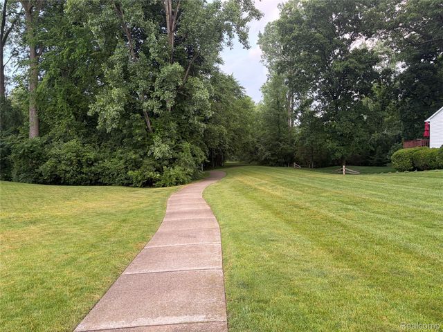 490 Cove View Drive, Waterford Charter Township, MI 48327