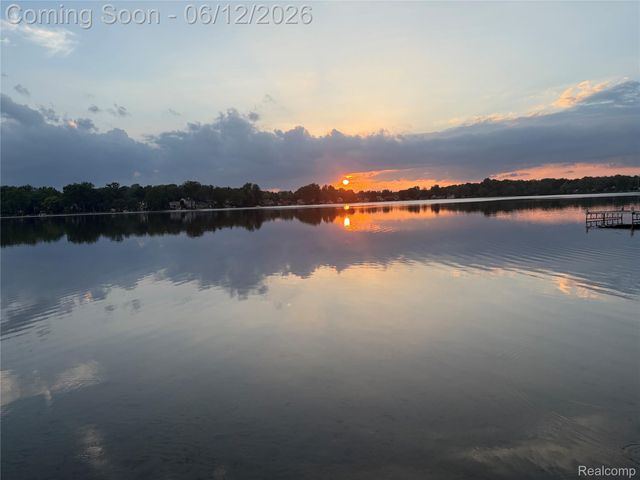 490 Cove View Drive, Waterford Charter Township, MI 48327