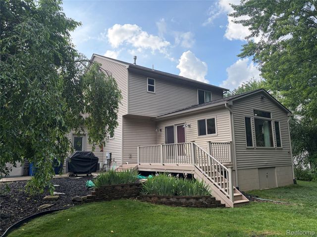 490 Cove View Drive, Waterford Charter Township, MI 48327