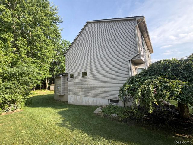 490 Cove View Drive, Waterford Charter Township, MI 48327