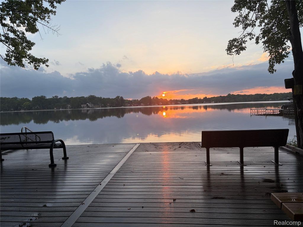 490 Cove View Drive, Waterford Charter Township, MI 48327
