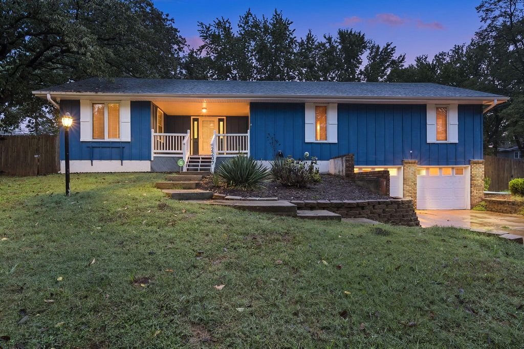 2207 E Cardinal Street, Springfield, MO 65804