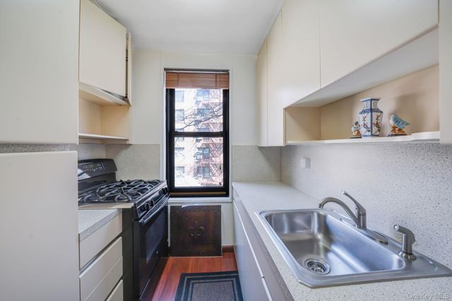 83-85 Woodhaven Boulevard 3L, Woodhaven, NY 11421