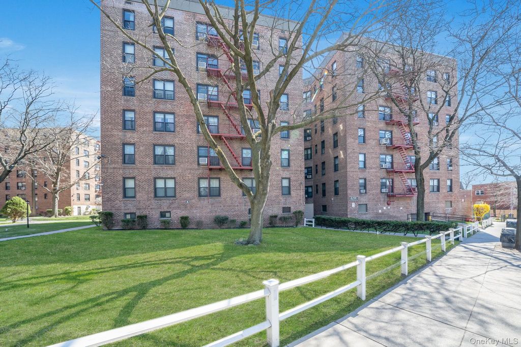 83-85 Woodhaven Boulevard 3L, Woodhaven, NY 11421