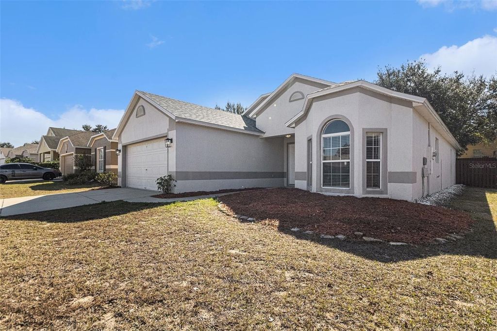 Image 3 of property listing at 1072 BLUEGRASS DRIVE, Groveland, FL 34736
