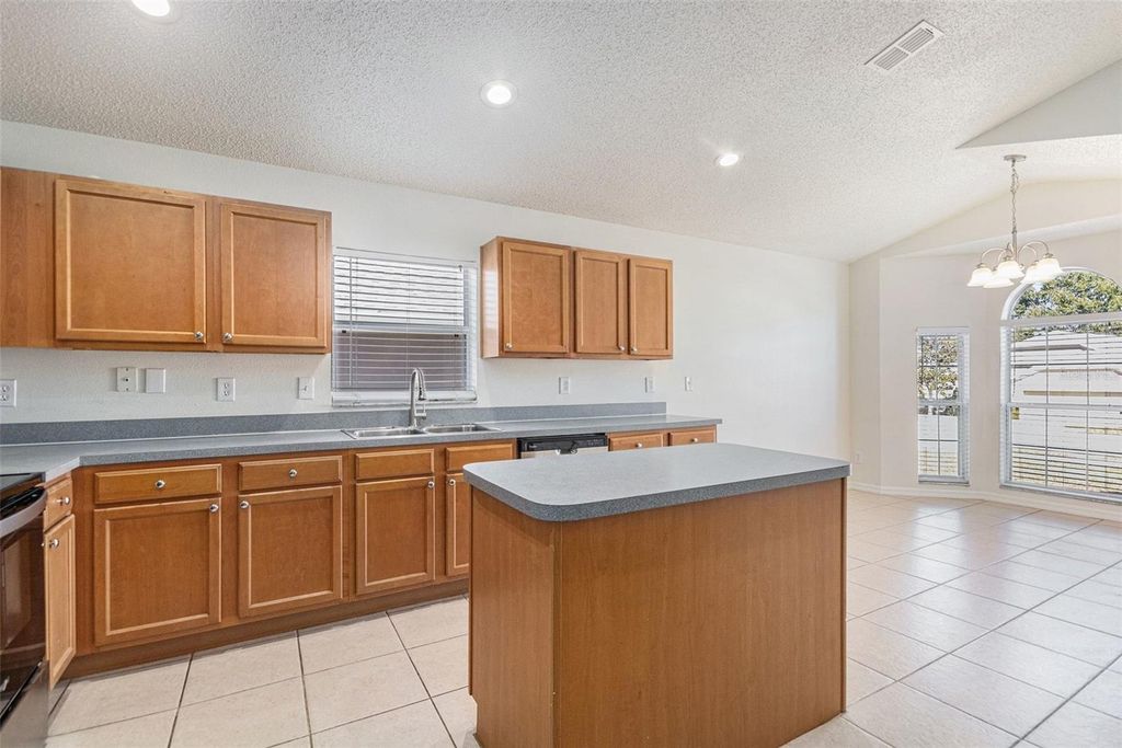 Image 6 of property listing at 1072 BLUEGRASS DRIVE, Groveland, FL 34736