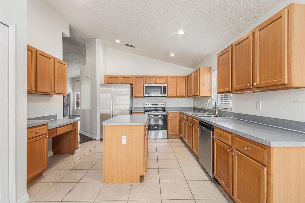 Image 7 of property listing at 1072 BLUEGRASS DRIVE, Groveland, FL 34736