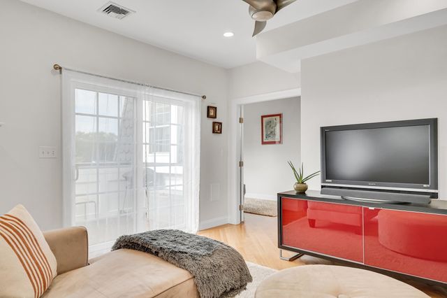 572 Freeport 303, Boston, MA 02122
