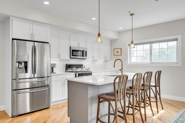 572 Freeport 303, Boston, MA 02122