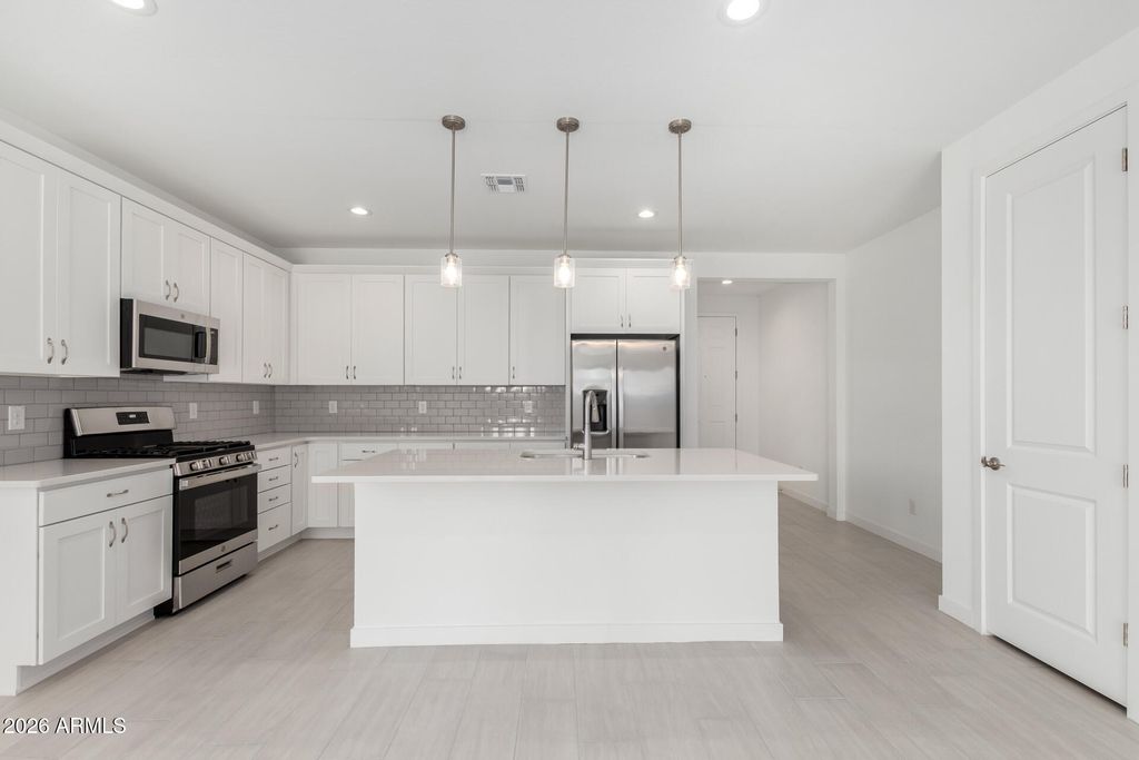 Image 4 of property listing at 5447 W MANZANITA Drive, Glendale, AZ 85302