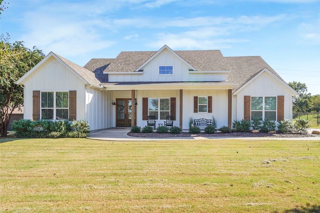 108 Southwood Drive, Burleson, TX 76028