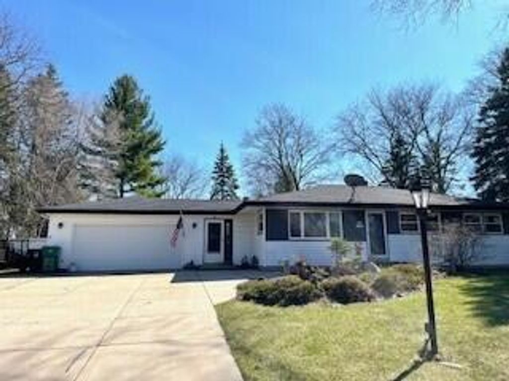 N51W15819 Fair Oak PARKWAY, Menomonee Falls, WI 53051