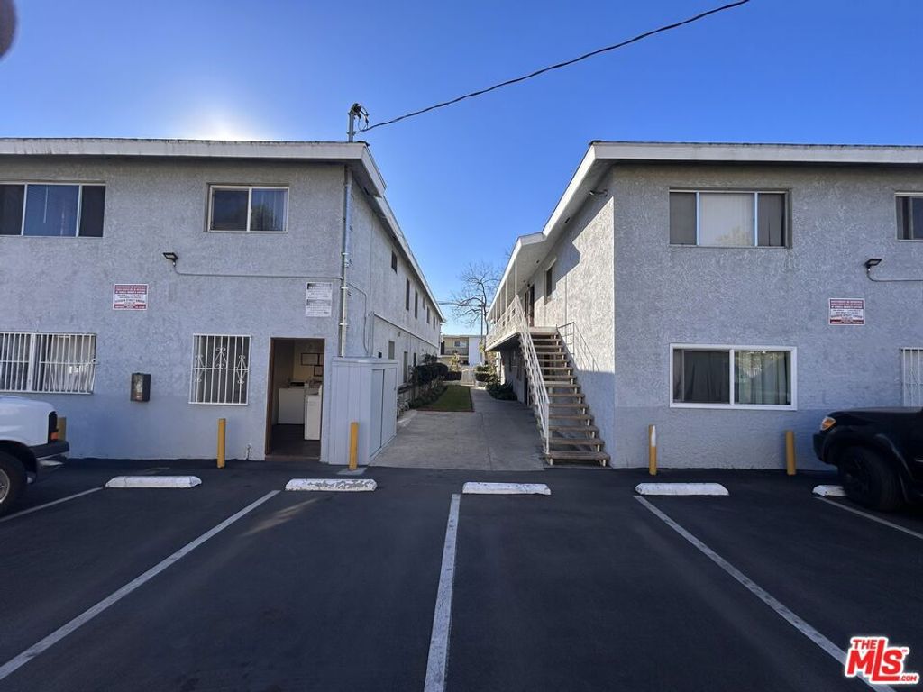 Image 9 of property listing at 1001 & 1005 W G Street, Wilmington, CA 90744