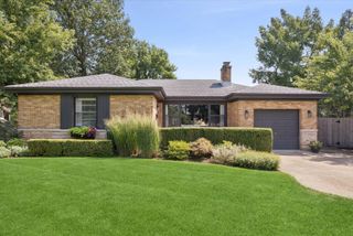 17 Golf Avenue, Clarendon Hills, IL 60514