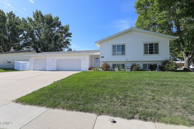 1998 20th Street, Bismarck, ND 58501 property photo
