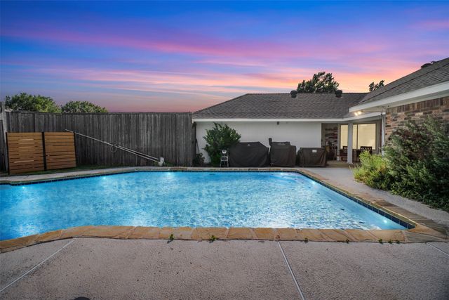 318 Pebblecreek Drive, Garland, TX 75040