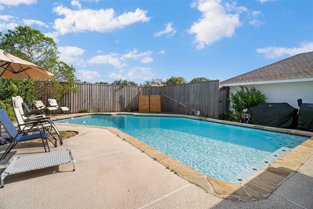 318 Pebblecreek Drive, Garland, TX 75040