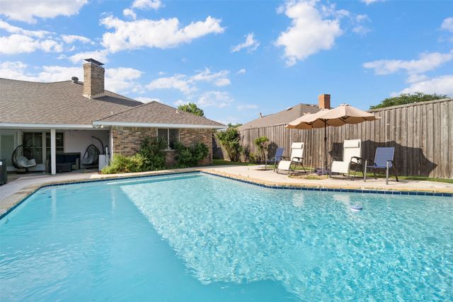 318 Pebblecreek Drive, Garland, TX 75040