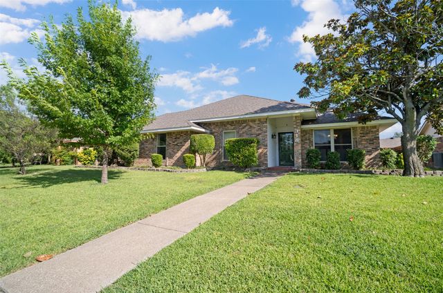 318 Pebblecreek Drive, Garland, TX 75040
