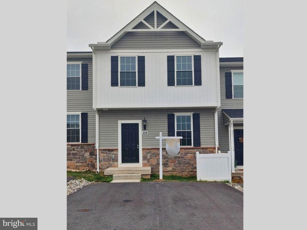 229 HOLSTEIN DR, Hanover, PA 17331
