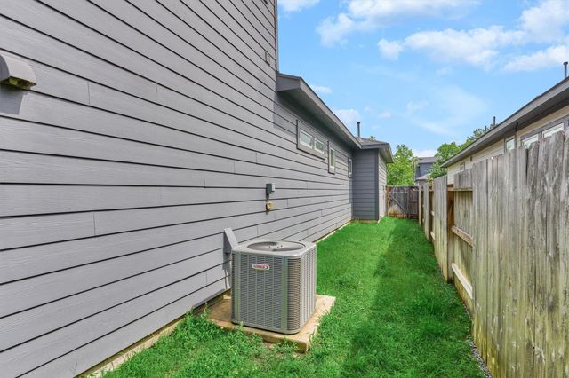 222 Thistle Drive, Montgomery, TX 77316