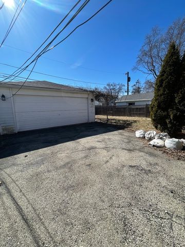 5229 W Greenleaf Street, Skokie, IL 60077