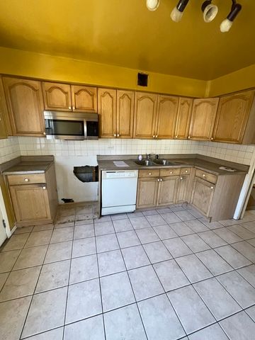 5229 W Greenleaf Street, Skokie, IL 60077