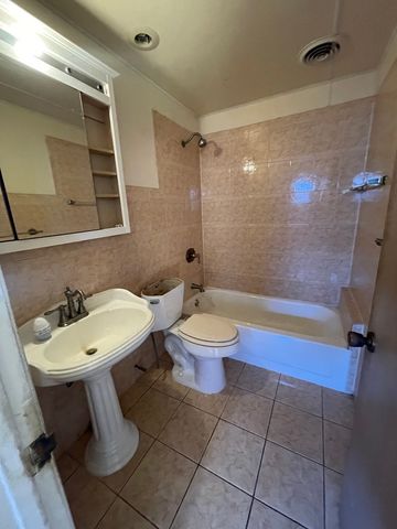 5229 W Greenleaf Street, Skokie, IL 60077