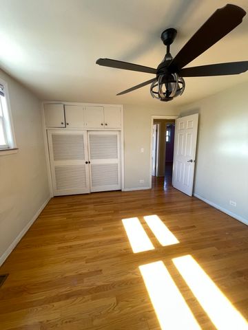 5229 W Greenleaf Street, Skokie, IL 60077