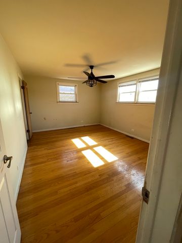 5229 W Greenleaf Street, Skokie, IL 60077