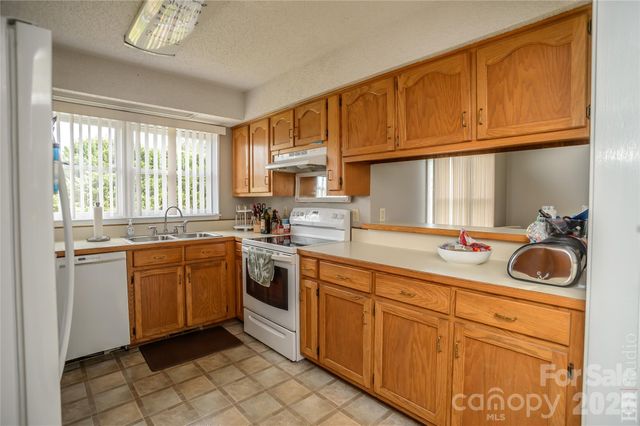 5146 Olde School Drive, Hickory, NC 28602