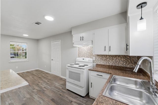 910 Royal Crest Drive, Mesquite, TX 75149