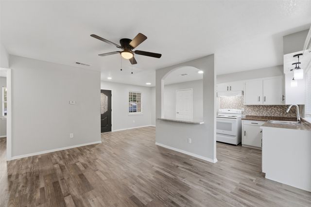 910 Royal Crest Drive, Mesquite, TX 75149