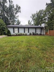 6625 Cool Water Court, Charlotte, NC 28215