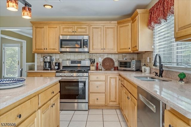 171 Oakland St, Hillsdale Boro, NJ 07642