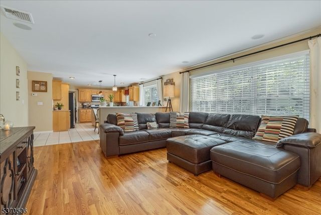171 Oakland St, Hillsdale Boro, NJ 07642
