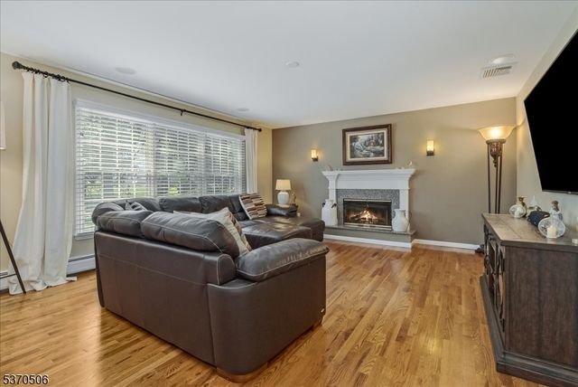 171 Oakland St, Hillsdale Boro, NJ 07642
