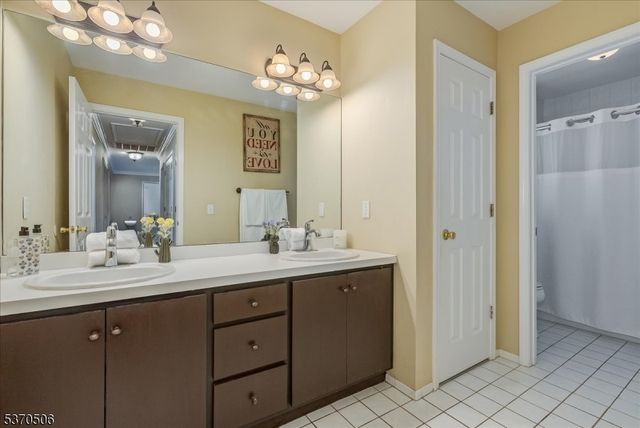 171 Oakland St, Hillsdale Boro, NJ 07642