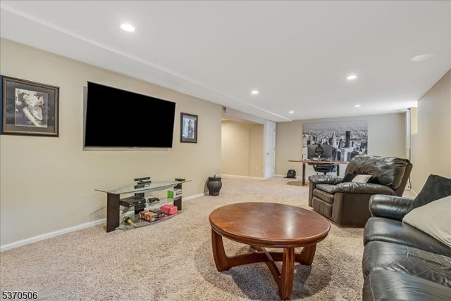 171 Oakland St, Hillsdale Boro, NJ 07642