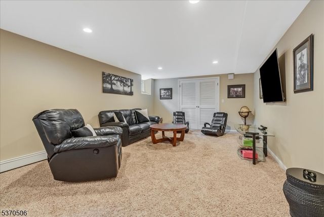 171 Oakland St, Hillsdale Boro, NJ 07642