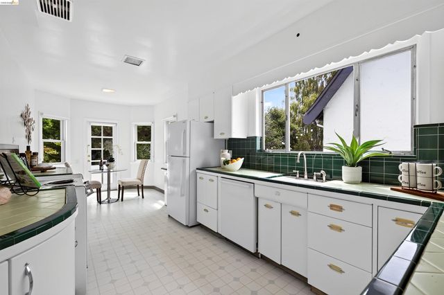 3996 Oakmore Rd, Oakland, CA 94602