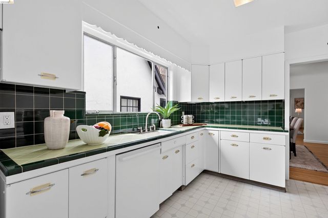 3996 Oakmore Rd, Oakland, CA 94602