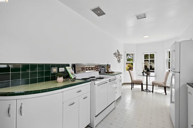 3996 Oakmore Rd, Oakland, CA 94602