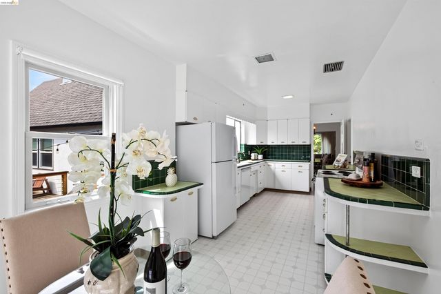 3996 Oakmore Rd, Oakland, CA 94602
