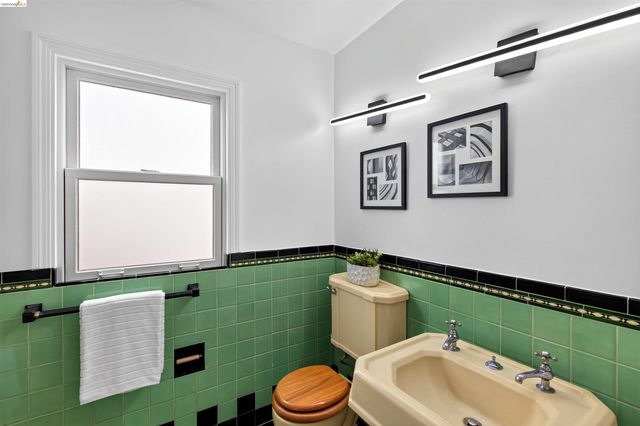 3996 Oakmore Rd, Oakland, CA 94602